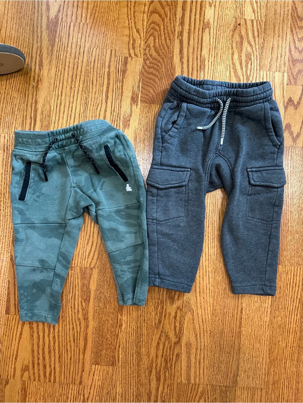 GAP Twin Pack Joggers in Green Camo and Charcoal 18-24 month toddler boy